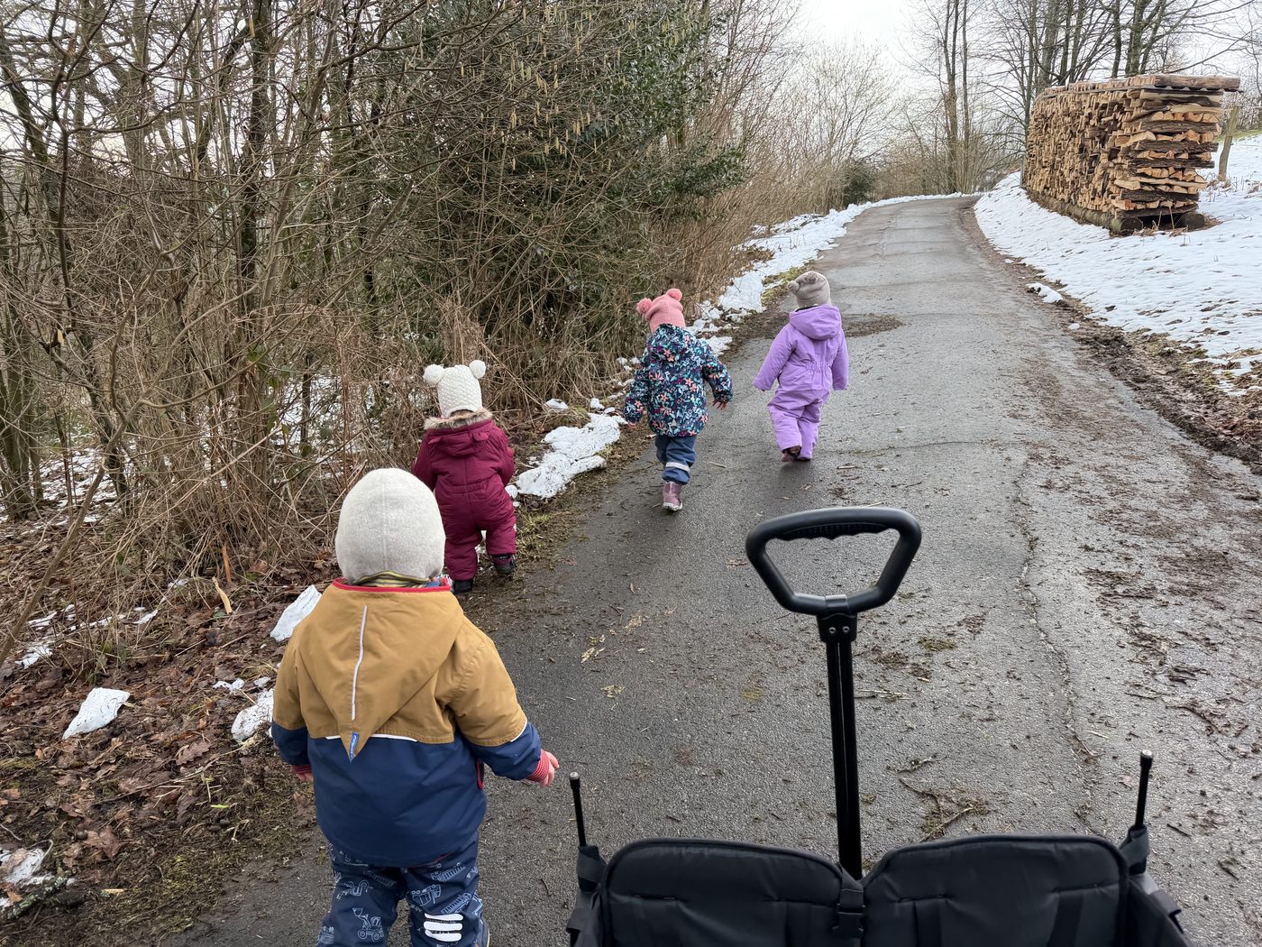 Winterspaziergang mit Kindern im Schnee